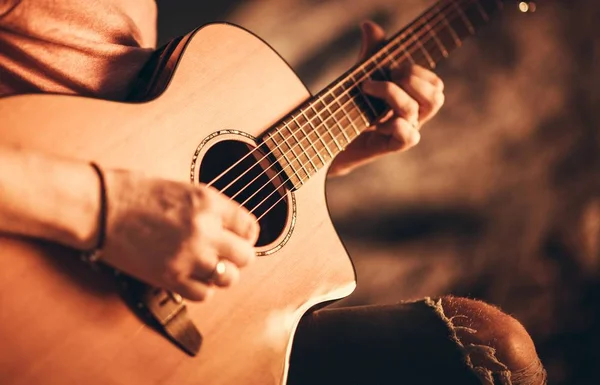Piosenkarka z gitarą akustyczną — Zdjęcie stockowe