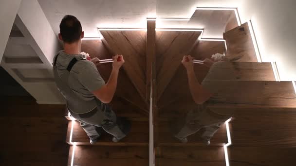 Hommes Dans Trentaine Nettoyage Escaliers Bois Intérieur Son Appartement — Video