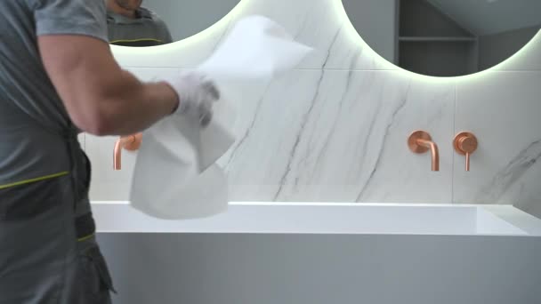 Hombres Caucásicos Limpieza Moderna Recién Remodelado Elementos Baño Utilizando Papel — Vídeo de stock