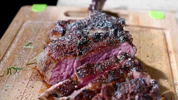 Ora Del Barbecue Uomini Che Mangiano Pezzo Bistecca Tom Hawk — Video Stock