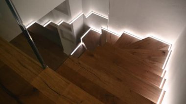 Camsı parmaklıklı modern ahşap konut merdivenleri.