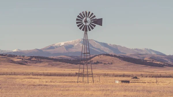 Moinho de vento envelhecido no Colorado — Fotografia de Stock