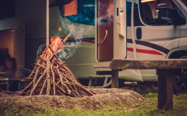 Rv park stellplatz lagerfeuer — Stockfoto