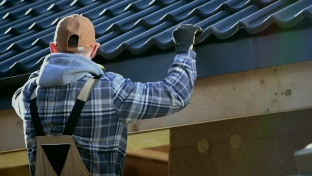 Contractor Worker on a Scaffolding. Ceramic Tiles House Roof Construction. — Stock Footage Contractor Worker Scaffolding Ceramic Tiles House Roof Construction Stock Footage