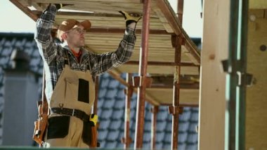 30 'lu yaşlarında müteahhit işçi ve yapı iskelesi montajı. Endüstriyel Tema.