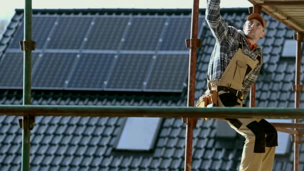 Blanke Bouwvakker Zittend Een Steiger Huis Gebouw Thema — Stockvideo