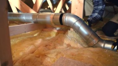 30 'lu yaşlardaki Kafkasyalı teknisyen havalandırma boruları. Isıtma ve Soğutma Endüstrisi.