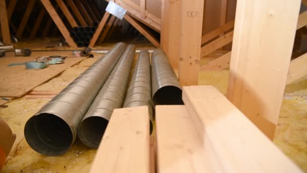 Lüftungsteile Wie Einbaufertige Rohre Haus Dachboden — Stockvideo