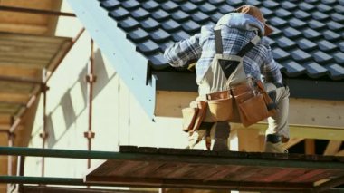 Endüstriyel İşçi Seramik Çatı Döşemeleri Kapağı. Son kontrol. 30 'lu yaşlarda Kafkas Müteahhit.