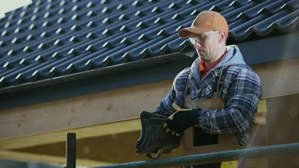 Caucasian Roofing Worker Роки Керамічними Ровами Крил Руках Приготовляючись Роботи — стокове відео