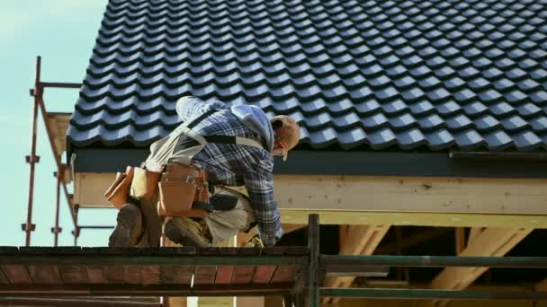 Stavební Téma Domu Kavkazský Stavitel Třicítce Pracuje Lešení — Stock video