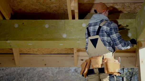 Entrepreneur Construction Travailleur Attachant Des Blocs Laine Minérale Isolante — Video