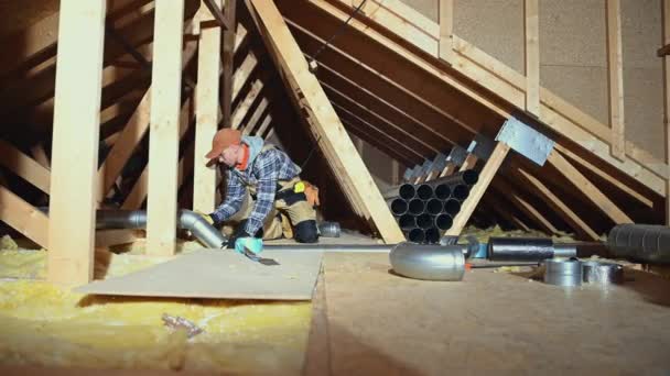 Sistema Circulación Aire Acabado Trabajador Profesional Dentro Casa Recién Construida — Vídeos de Stock