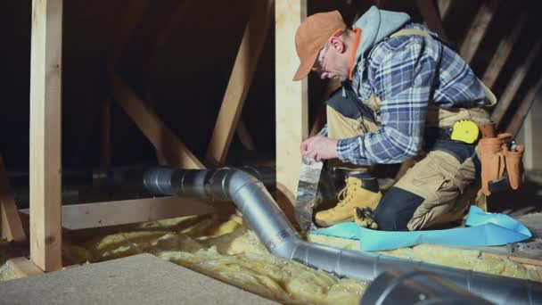 Construção Sistema Ventilação Residencial Tubos Ventilação Montagem Trabalhador Casa Sótão — Vídeo de Stock