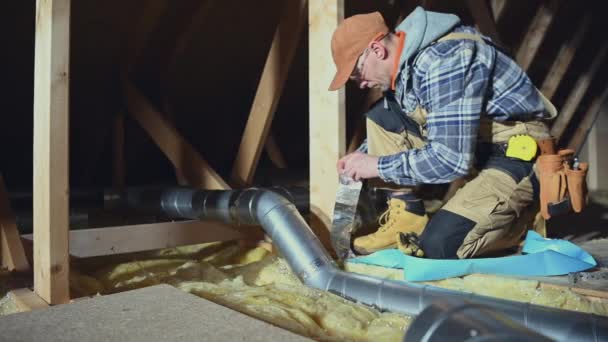 Edificio Sistema Ventilación Residencial Pipas Ventilación Aire Montaje Trabajador Casa — Vídeo de stock