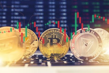 Kripto para birimi Piyasa Değeri Çizelgesi. Tron, Bitcoin, Z Cash ve Dash Bilgisayar Klavyesi. 