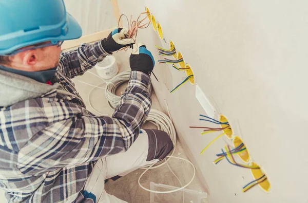 Blanke Elektricien Installeert Veel Stopcontacten Hetzelfde Moment Nieuw Huis Elektrisch — Stockfoto