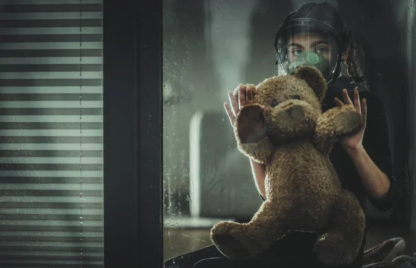 Droevig Blank Meisje Zittend Met Haar Teddybeer Huis Met Biochemisch — Stockfoto