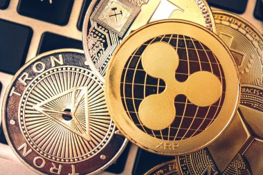 Ripple, Tron ve Neo Golden Cryptocurrency Coins Kapanış Fotoğrafı. Para Yığını. İş teması. Kripto Para Birimi Yatırım Kavramı