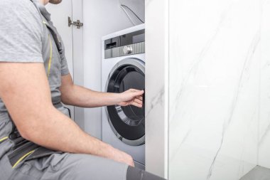 Kafkasyalı Alet Teknisyeninin Çamaşır Makinesi Kurumu. Banyo Dolabının İçindeki Çamaşır Makinesi.