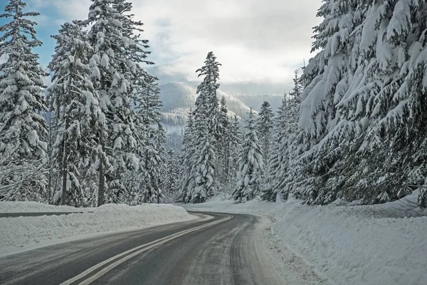 氷と雪に覆われたタトラ山の道 冬の運転 — ストック写真