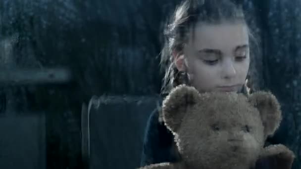 Ανήσυχη Κοπέλα Αγκαλιάζει Στενά Αρκουδάκι Της Καταιγίδα Κάνει Την Αίθουσα — Αρχείο Βίντεο