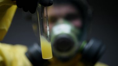 Karışık kimyasallarla test tüpünü yakından çek. Kimyagerler Artan Reaksiyonları Çalışmak İçin Birleştirilmiş Kimyasallar.  