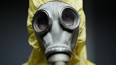 Tam Korunaklı Vites Solunumu Araştırmacısı Deney yapmaya hazırlanırken.