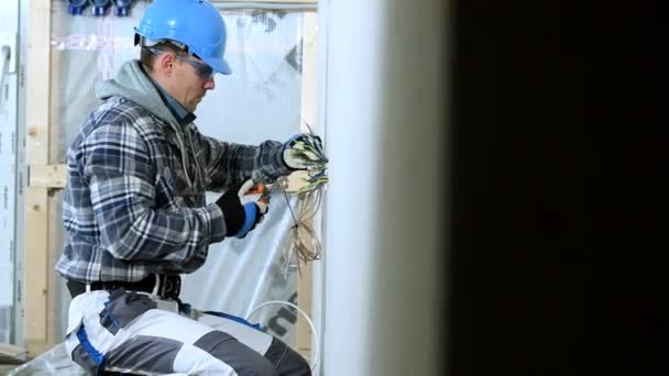 Los Recortes Del Trabajador Construcción Organizan Agrupan Los Cables Eléctricos — Vídeo de stock