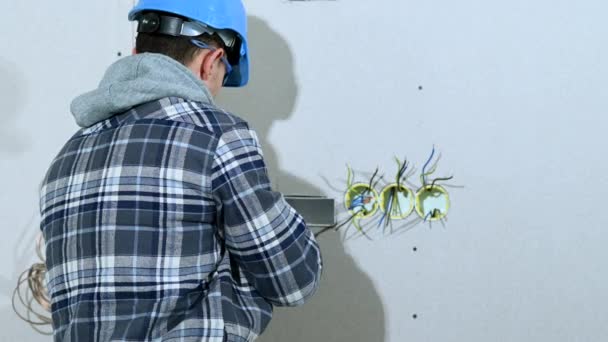 Electrician Installs Electric Plugs Outlets Carefully Organizing Cutting Wires — Stock Video