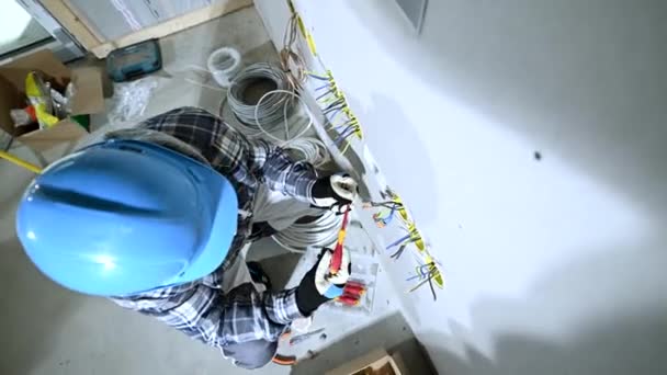 30代の白人電気技師が住宅用電気製品の製造を行っている — ストック動画