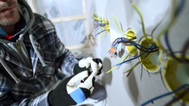 Kaukasischer Elektriker Sortiert Ähnliche Drähte Aus Und Klemmt Sie Mit — Stockvideo