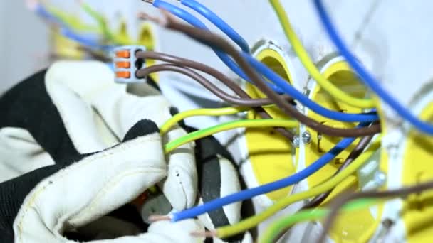 Contratista Ata Cables Similares Para Conectarlos Con Conector Tuerca Palanca — Vídeos de Stock