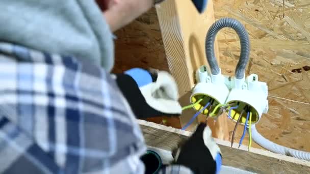 Чоловіки Електрики Язуються Організовують Подібні Проводів Дроти Вивісці Новому Будівельному — стокове відео