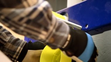 Tesisatçıyı Bağlama ve Tesisat Tesisatlarını Klipsle Güvenliğe Alma. 