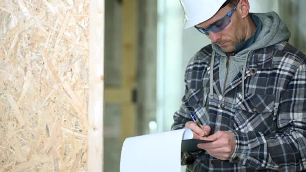 Inspector Construcción Masculino Toma Notas Instalaciones Defectuosas Inadecuadas Sitio Trabajo — Vídeo de stock