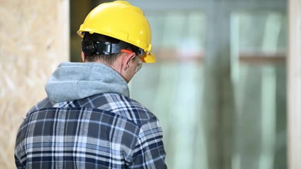 Homme Travailleur Construction Préparer Pour Son Quart Assure Sécurité Personnelle — Video