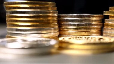 Üç Çuval Altın ve Gümüş Paraların Yan Tamponu. 