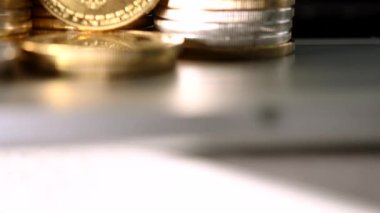 Gümüş ve Altın Para Yığını Şifreli Para Sembolü. 