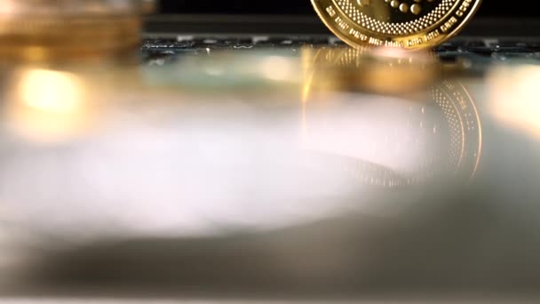 コンピューター上の株式市場指数を変化させるデジタル通貨を示す黄金コインのスタック — ストック動画