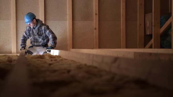 Kaukasischer Bauinspektor Beurteilt Arbeitsaufwand Dachgeschoss — Stockvideo