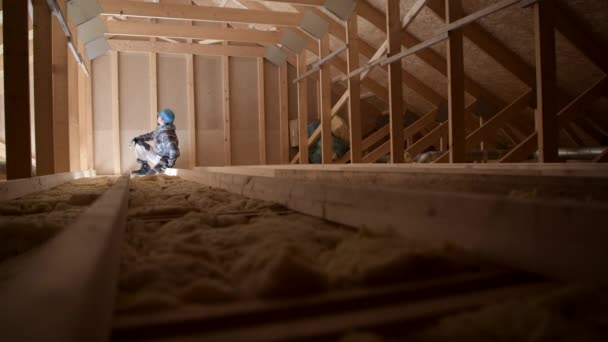 Wykonawca Budowy Określa Ilość Pracy Potrzebnej Poddaszu Nowego Domu — Wideo stockowe