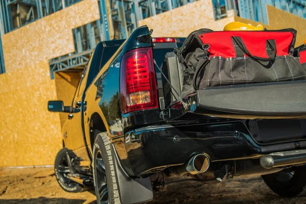 Bedrijfsauto Eigendom Moderne Pick Truck Met Bouwapparatuur — Stockfoto