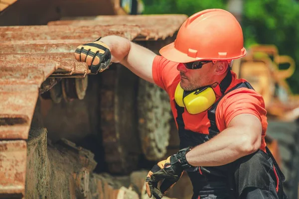 Empreiteiro Construção Homens Caucasianos Vestindo Equipamento Proteção Contra Ruído Chapéu — Fotografia de Stock