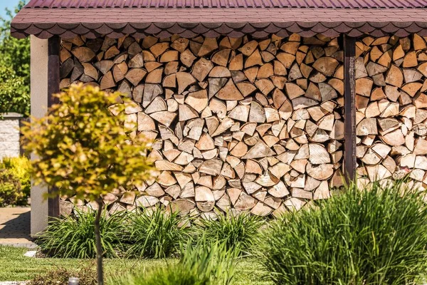 Brandhout Logs Gestapeld Binnen Buurt Van Huis Woodshed — Stockfoto