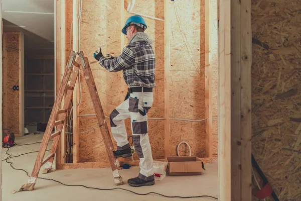 インテリア仕事の準備をしている白人建設業者 木造住宅開発 — ストック写真