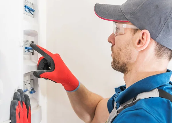 Técnico Elétrico Profissional Instalando Caixa Fusíveis Principal Dentro Casa Recentemente — Fotografia de Stock