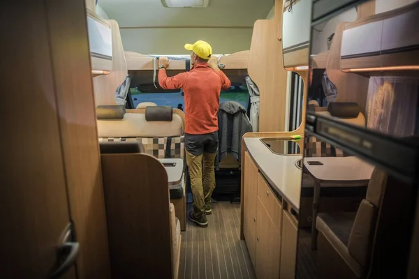 Homens Preparando Para Temporada Verão Olhando Para Beliche Moderno Classe — Fotografia de Stock