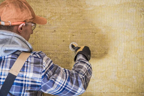 Trabalhador Construção Isolante Casa Instalação Parede Fibras Minerais Sintéticas — Fotografia de Stock