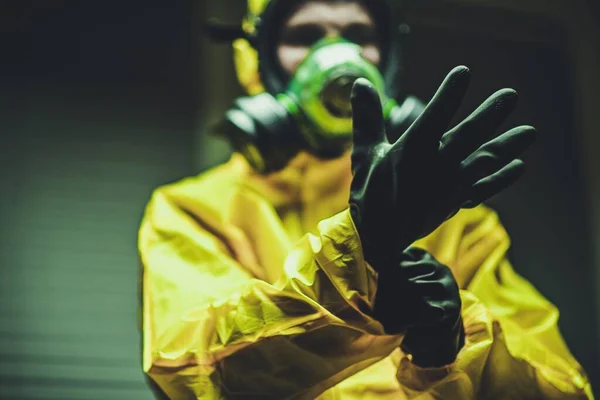 Trabajador Hospital Que Usa Traje Materiales Peligrosos Guantes Protección Manos — Foto de Stock